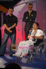 Aamir Khan at IBN7 Super Idols to honor achievers with disability in Taj Land_s End on 19th Jan 2010 (28).JPG